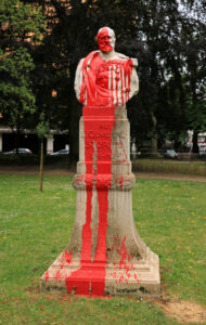 La statue du général Storms maculée .jpg Emdee Wikipedia